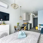 Metropark Krzemieniecka-lux-next Metro Slodowiec 10 Min To Center, Free Parking On The Street Appartement Warschau