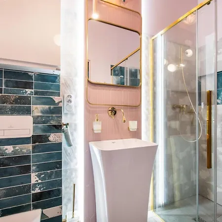 Metropark Krzemieniecka-lux-next Metro Slodowiec 10 Min To Center, Free Parking On The Street, Self Check-in, Ac In Some Apartments, Optional Breakfest Apartmán *
