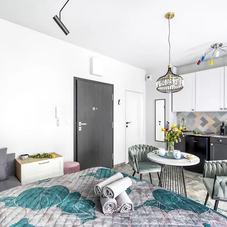 Metropark Krzemieniecka-lux-next Metro Slodowiec 10 Min To Center, Free Parking On The Street, Self Check-in, Ac In Some Apartments, Optional Breakfest Apartmán