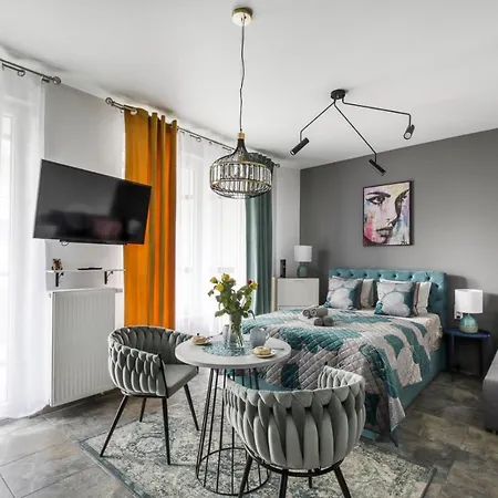 Metropark Krzemieniecka-lux-next Metro Slodowiec 10 Min To Center, Free Parking On The Street, Self Check-in, Ac In Some Apartments, Optional Breakfest Apartment *