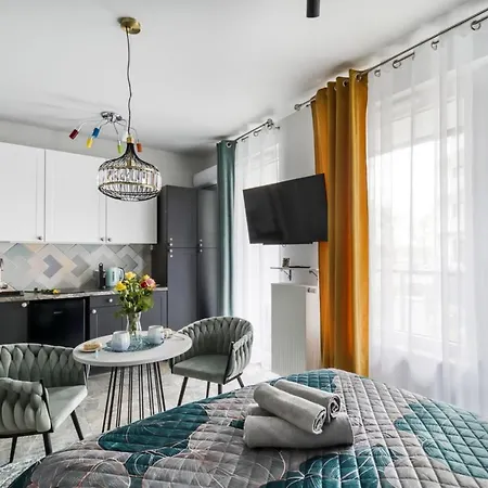 Metropark Krzemieniecka-lux-next Metro Slodowiec 10 Min To Center, Free Parking On The Street, Self Check-in, Ac In Some Apartments, Optional Breakfest * Warschau