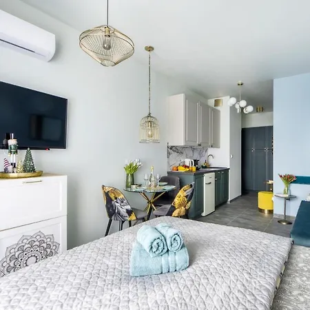 Metropark Krzemieniecka-lux-next Metro Slodowiec 10 Min To Center, Free Parking On The Street Apartment Warschau