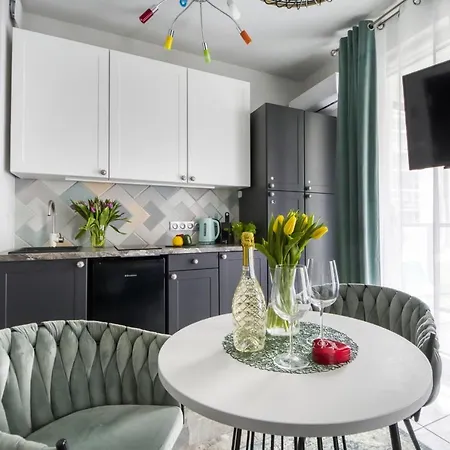 Metropark Krzemieniecka-lux-next Metro Slodowiec 10 Min To Center, Free Parking On The Street, Self Check-in, Ac In Some Apartments, Optional Breakfest